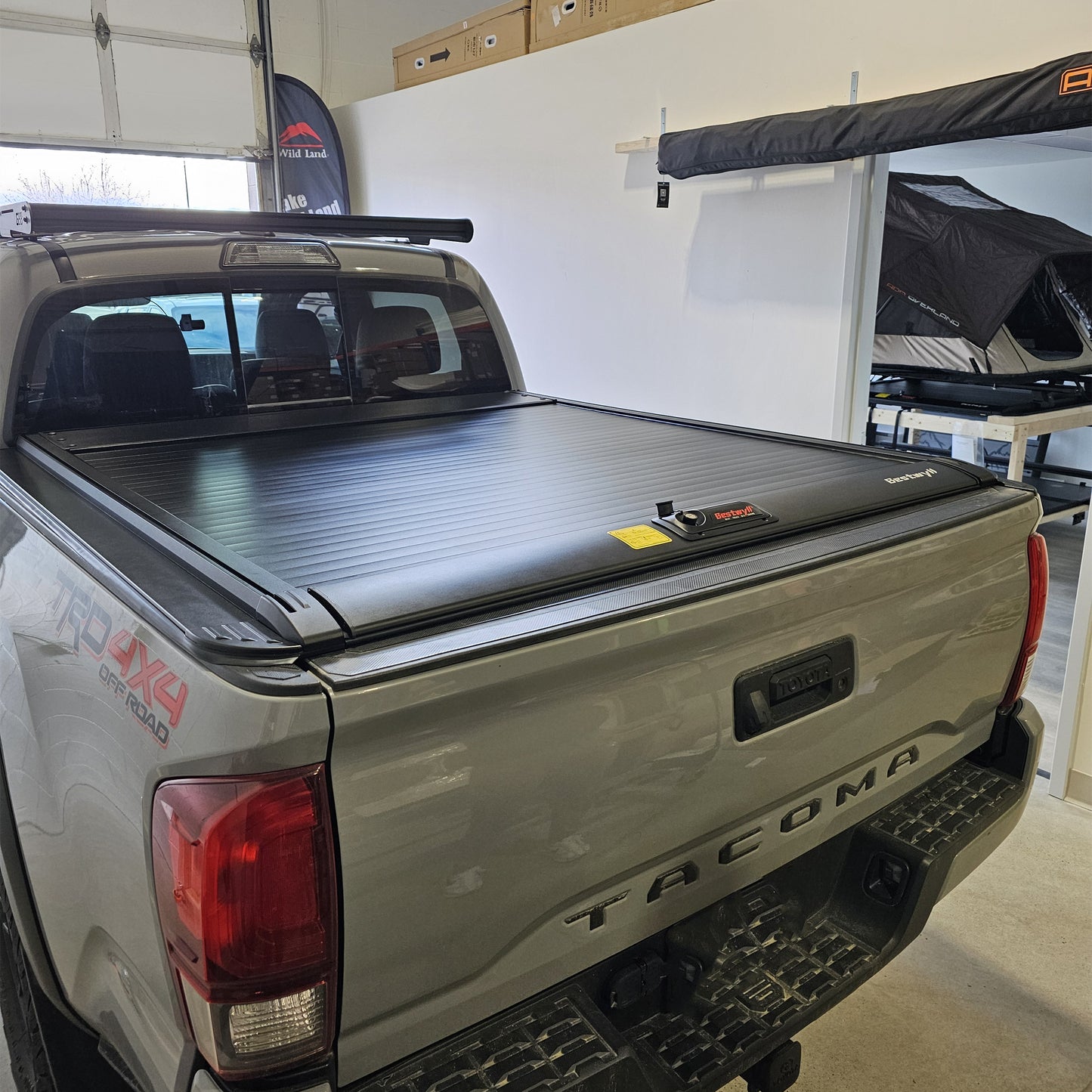 Bestwyll Retractable hard Tonneau Cover-Manual fits TOYOTA Tacoma 5' 6' bed Tundra 5.5' 6.5' bed cover Aluminum matte black profile waterproof