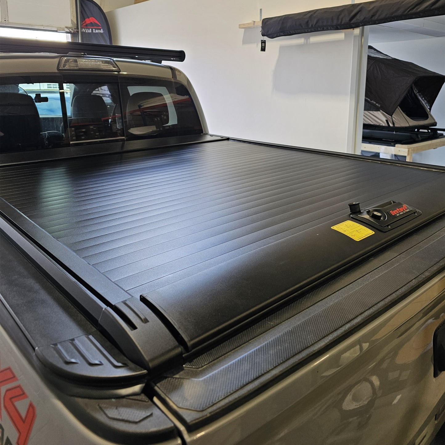 Bestwyll Retractable hard Tonneau Cover-Manual fits TOYOTA Tacoma 5' 6' bed Tundra 5.5' 6.5' bed cover Aluminum matte black profile waterproof