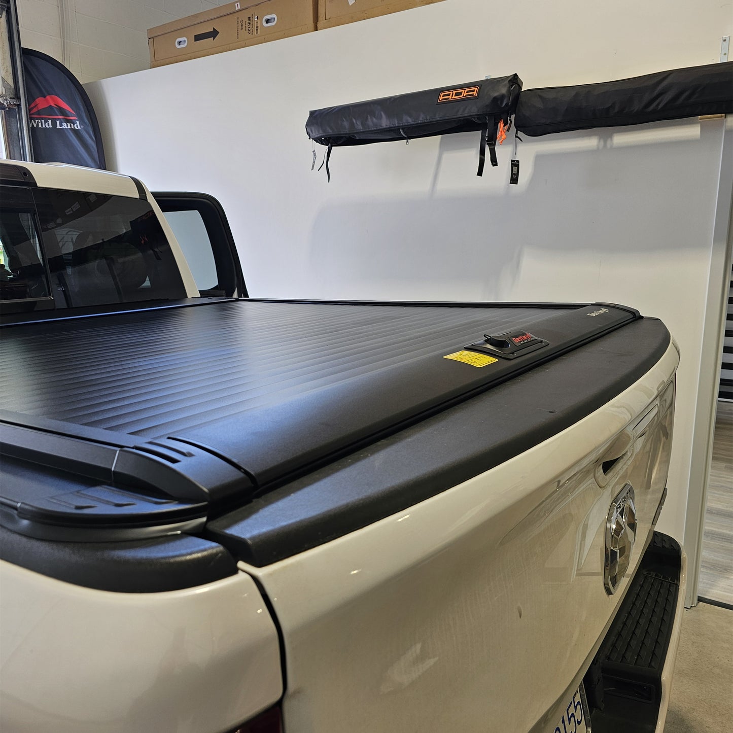 Bestwyll Retractable hard Tonneau Cover RAM 1500/ JEEP Gladiator bed cover Aluminum matte black profile waterproof