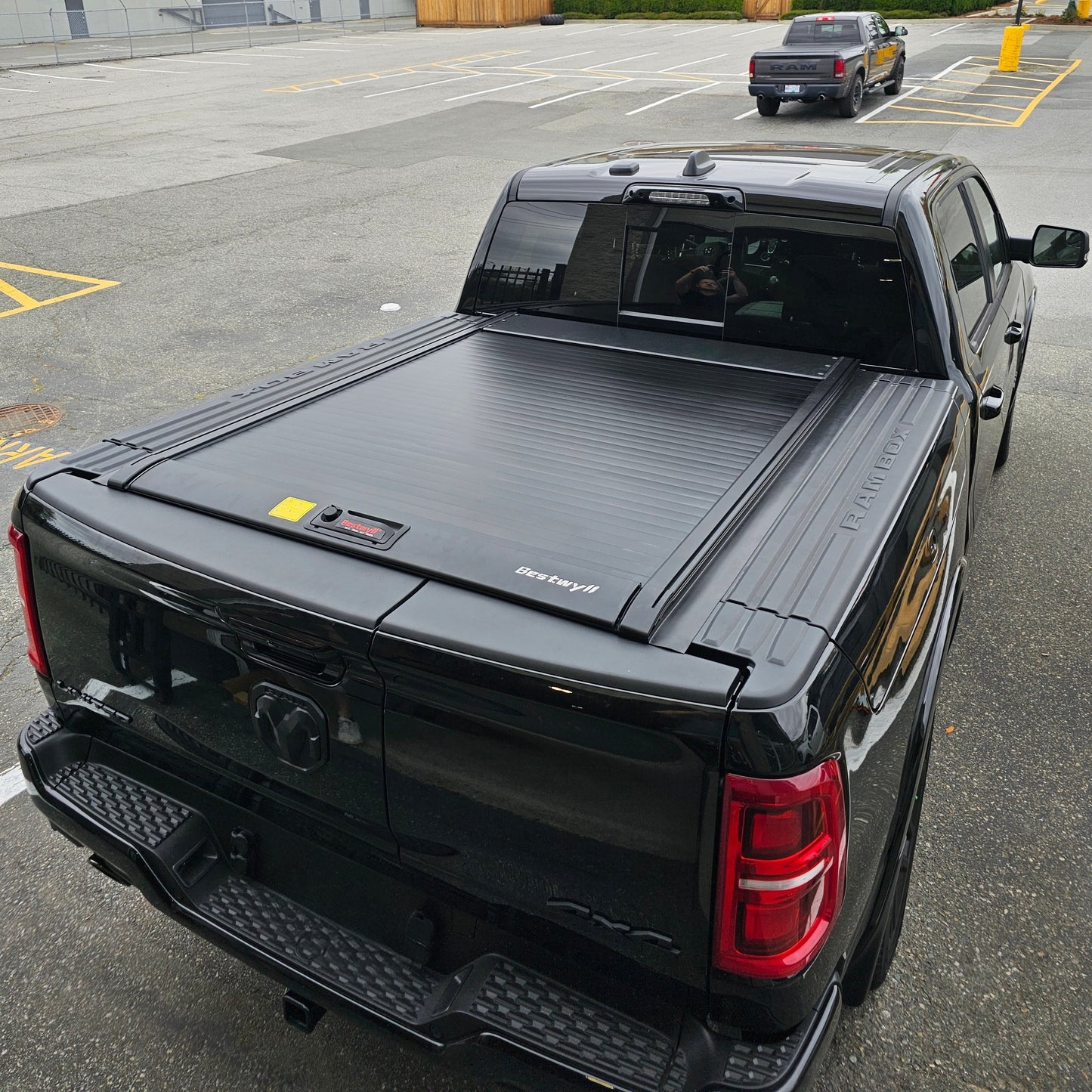 Bestwyll Retractable hard Tonneau Cover RAM 1500/ JEEP Gladiator bed cover Aluminum matte black profile waterproof
