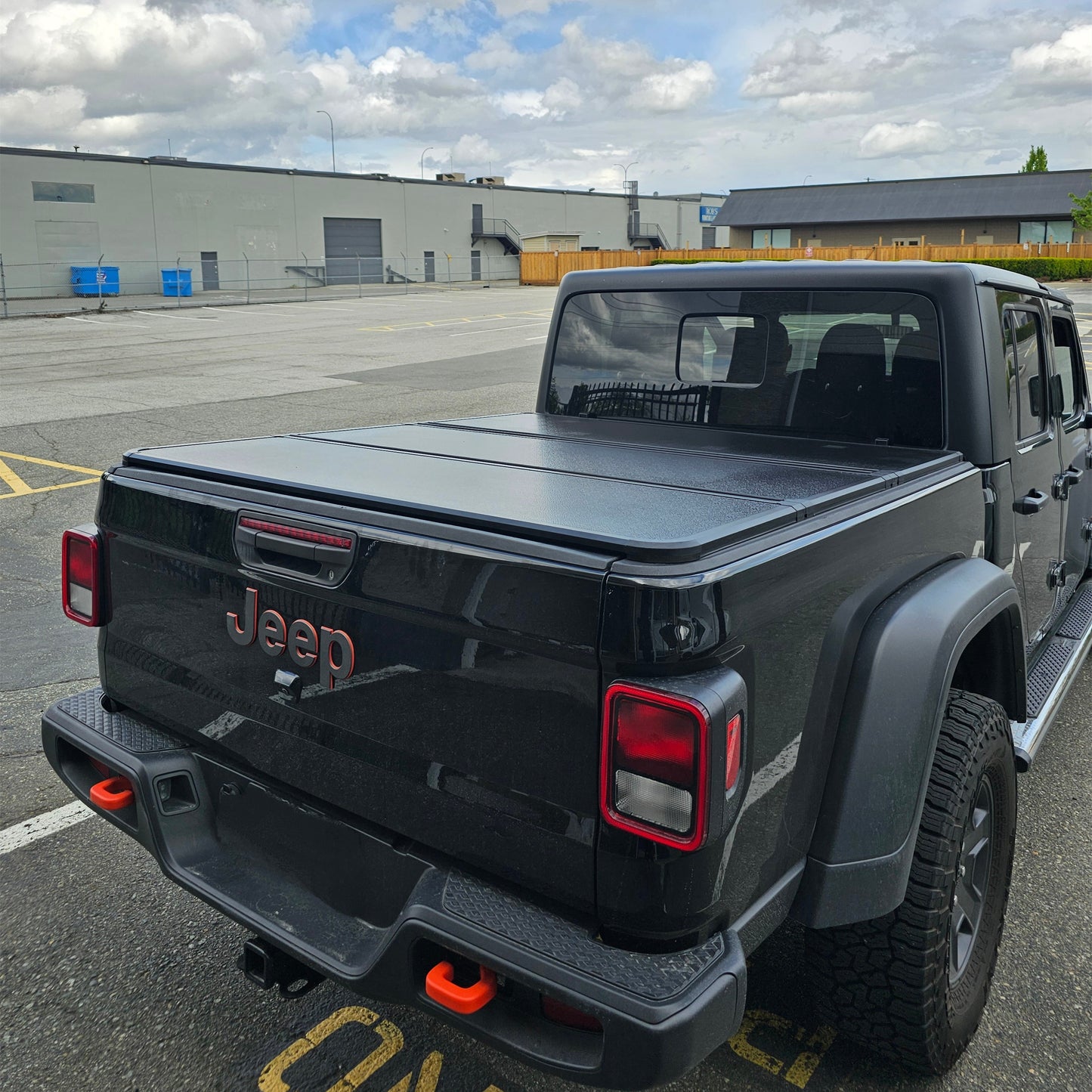 Hard Solid Tri-Fold Tonneau Cover RAM 1500 JEEP Gladiator Quick installation and removal Extendable crossbar