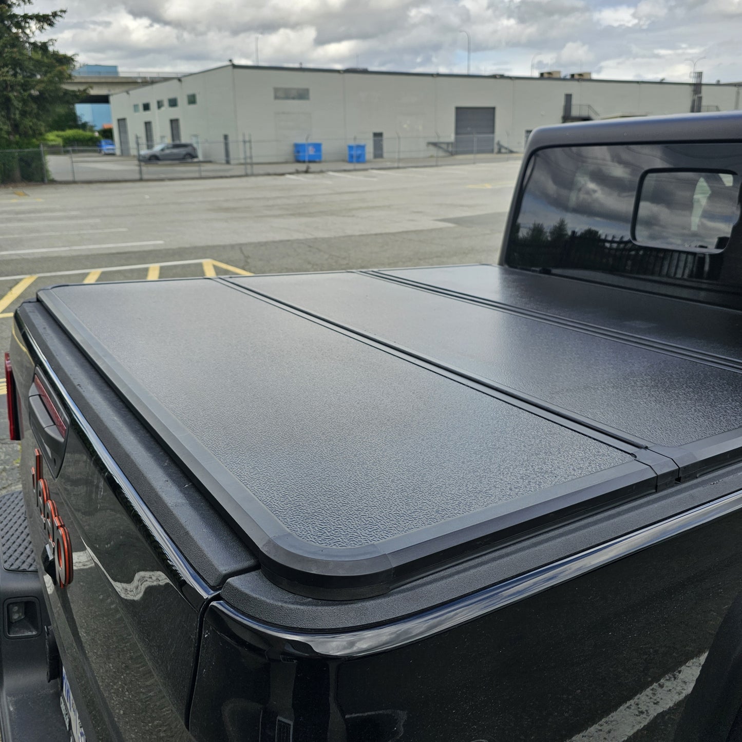 Hard Solid Tri-Fold Tonneau Cover RAM 1500 JEEP Gladiator Quick installation and removal Extendable crossbar
