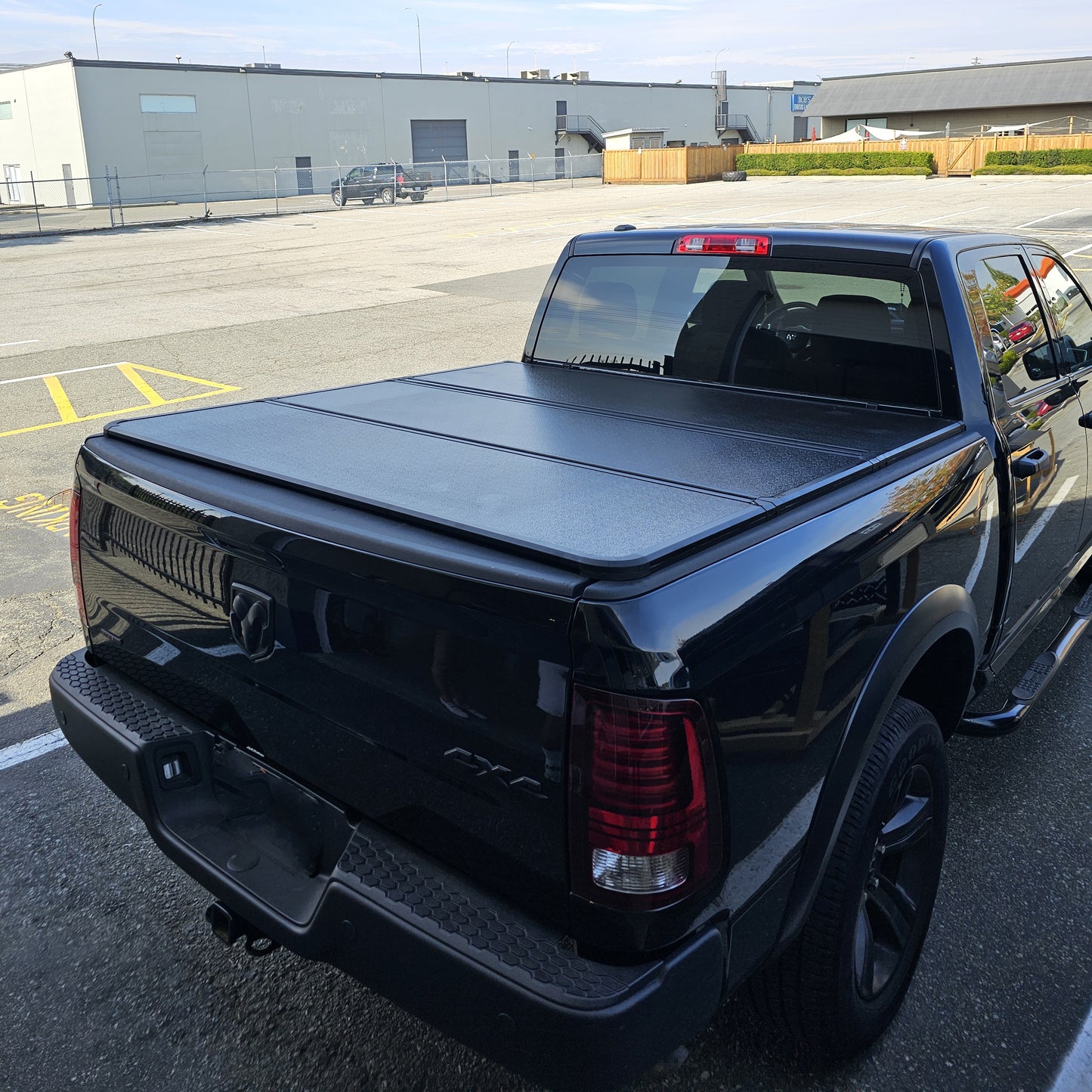 Hard Solid Tri-Fold Tonneau Cover RAM 1500 JEEP Gladiator Quick installation and removal Extendable crossbar