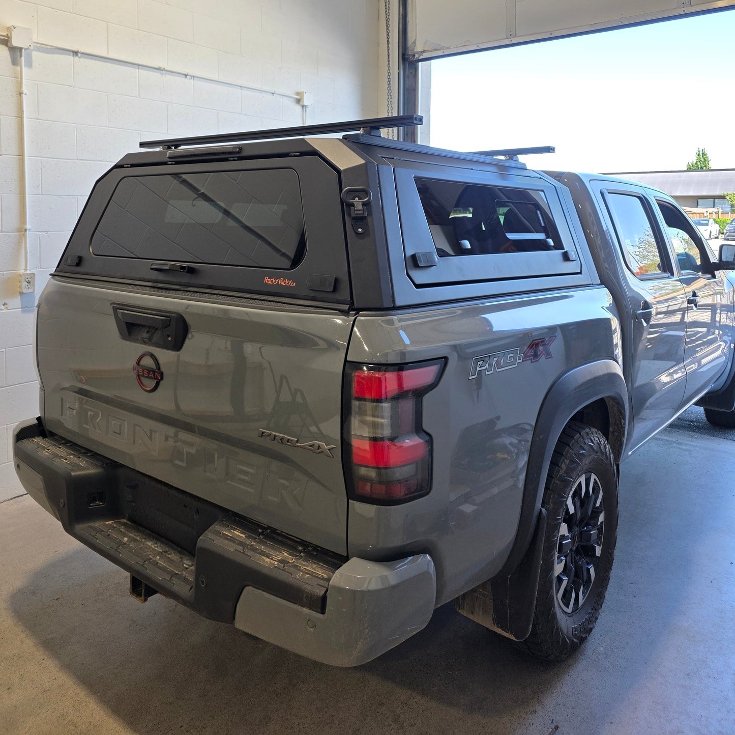 Truck canopy special for Nissan Frontier 5FT truck bed caps Aluminum Gullwing side doors